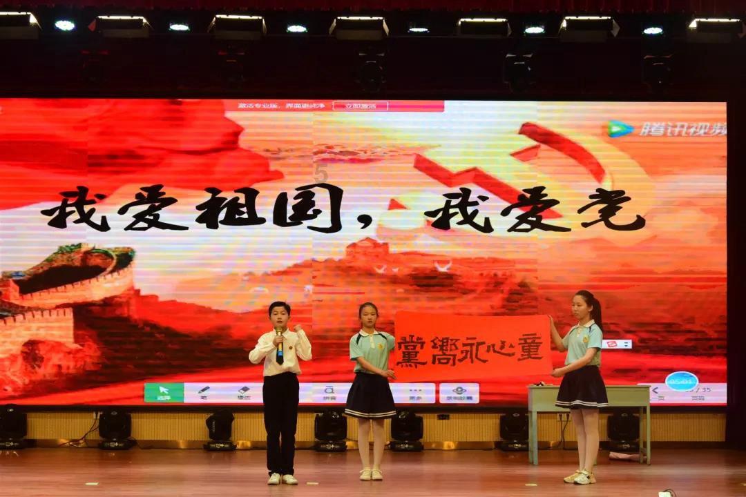 闪亮派对上的女孩